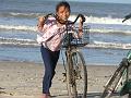Petite fille sur la plage